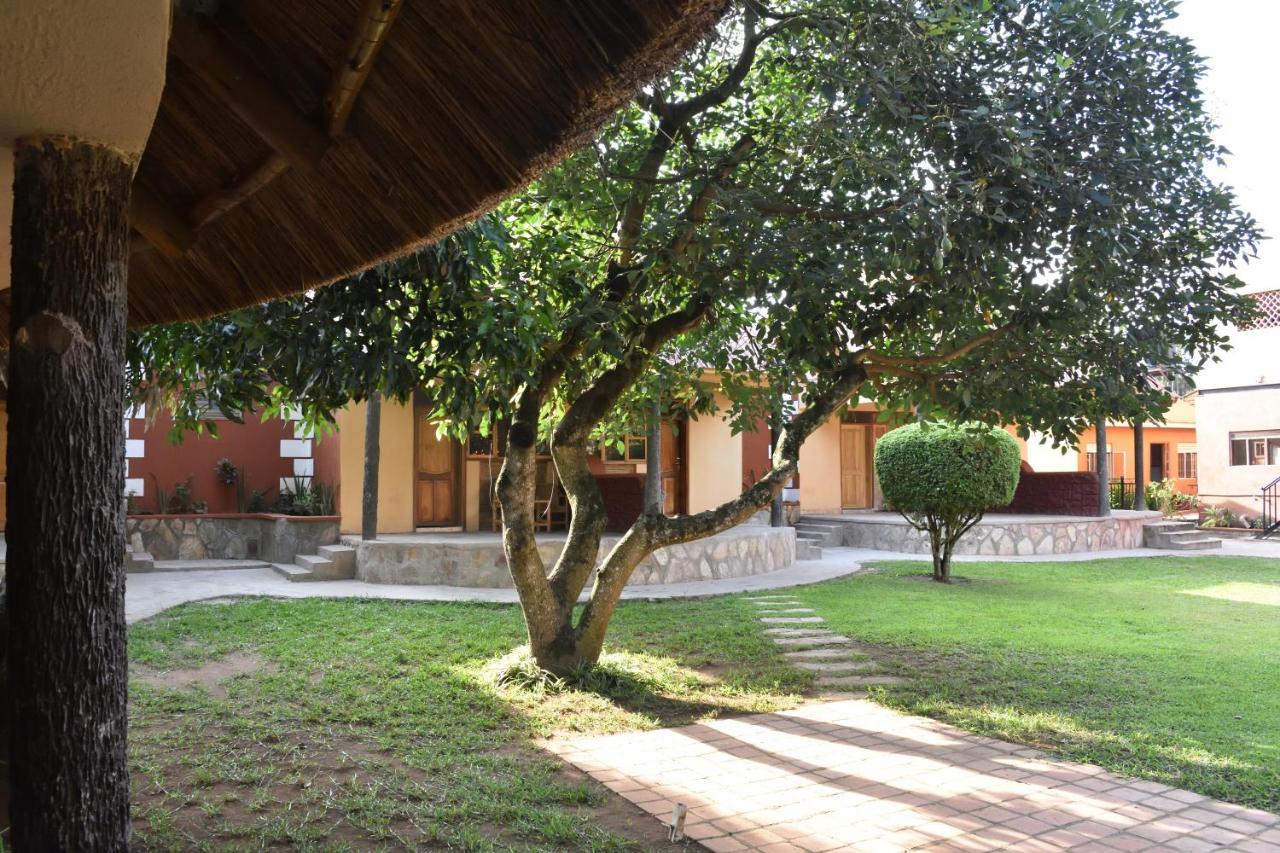 Secrets Guest House Энтеббе Экстерьер фото
