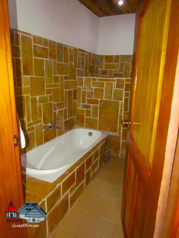 Secrets Guest House Энтеббе Экстерьер фото
