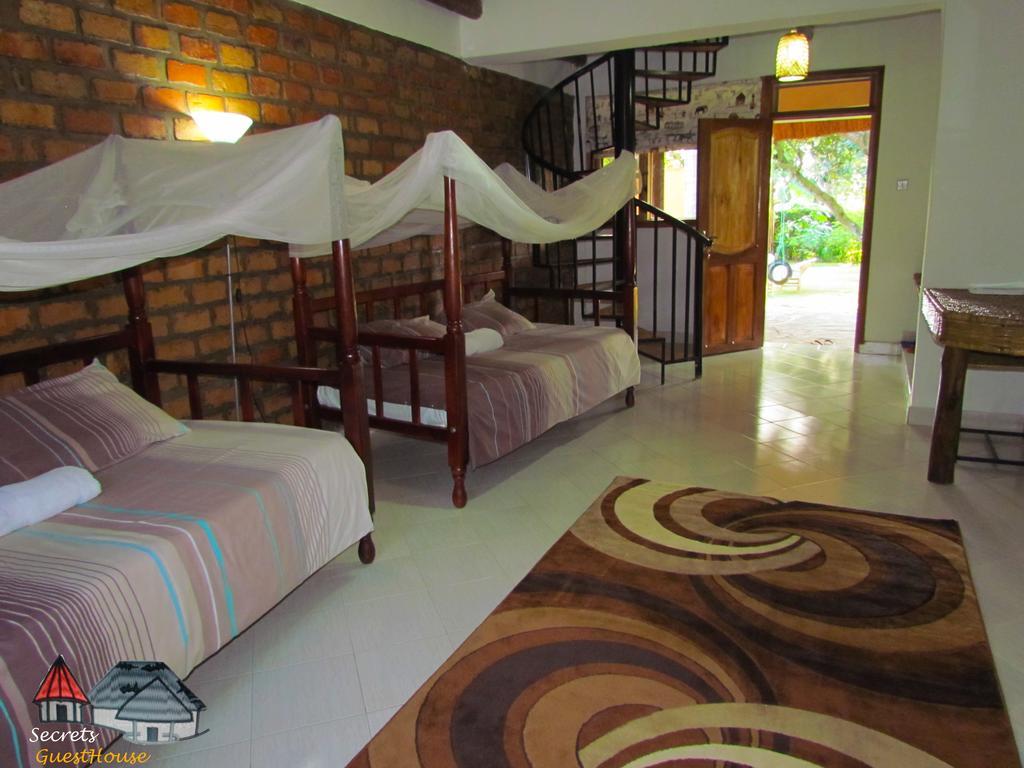Secrets Guest House Энтеббе Экстерьер фото