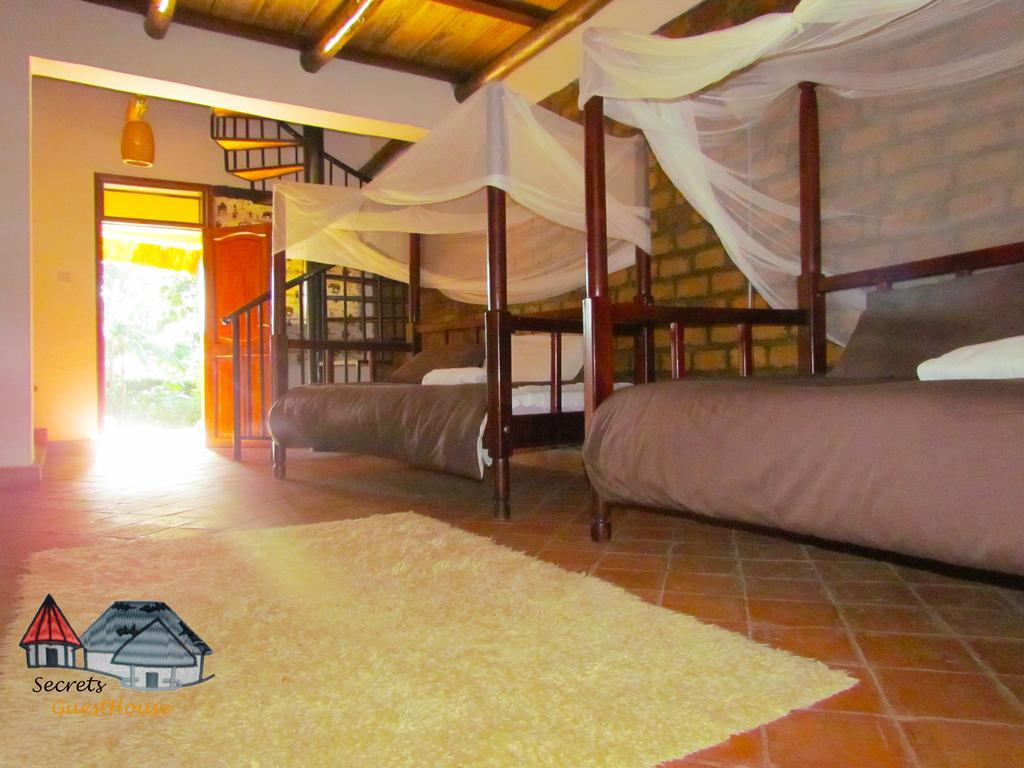 Secrets Guest House Энтеббе Экстерьер фото