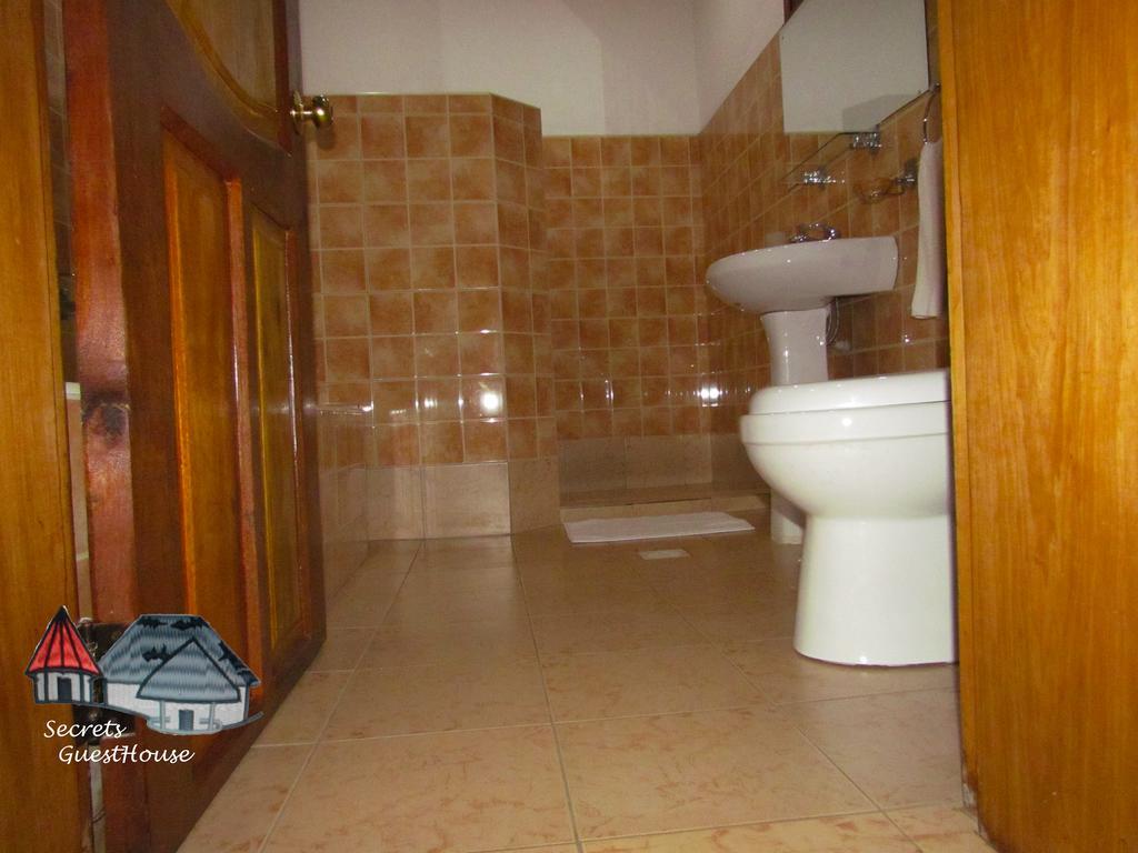 Secrets Guest House Энтеббе Экстерьер фото