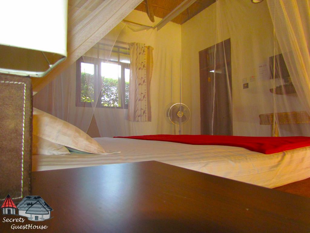 Secrets Guest House Энтеббе Экстерьер фото