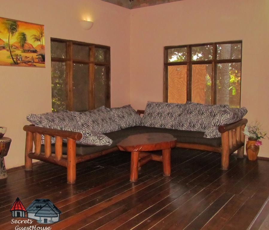 Secrets Guest House Энтеббе Экстерьер фото
